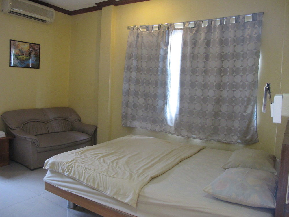 Aura House Hotel Pattaya Exterior photo