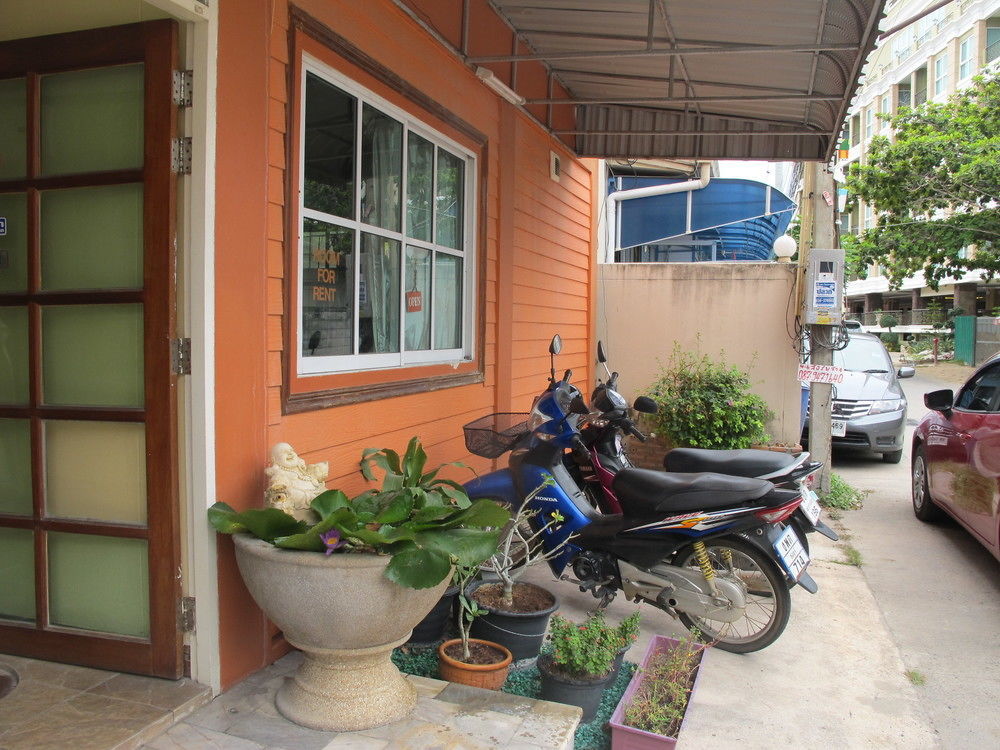 Aura House Hotel Pattaya Exterior photo